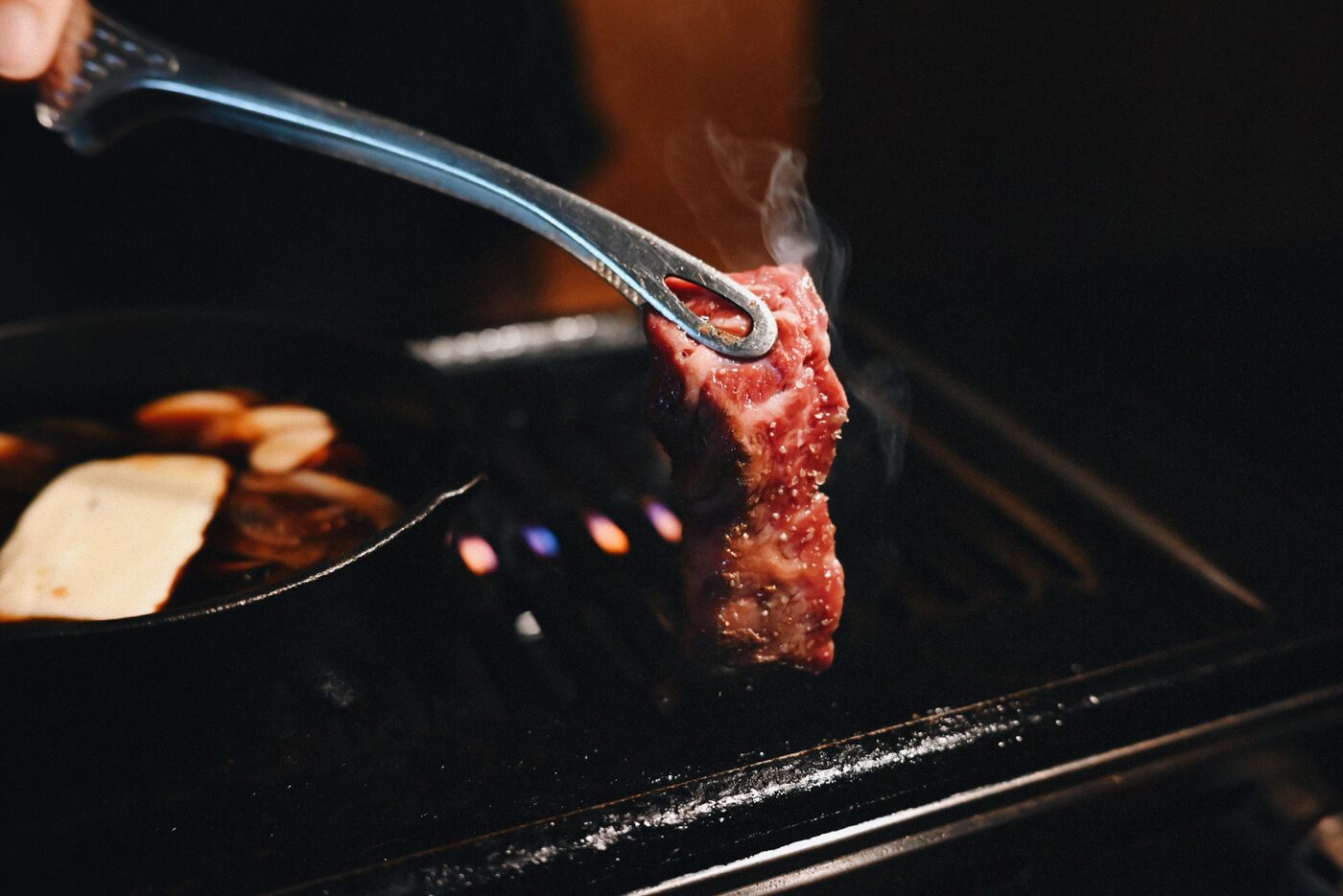 焼き台で炙られる黒毛和牛