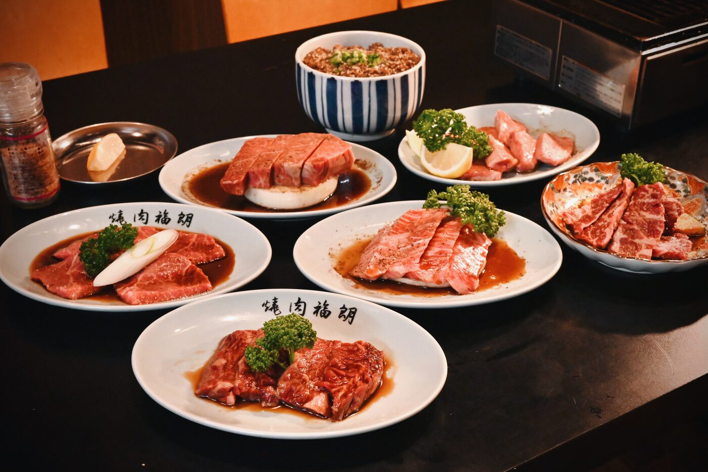 特製ダレをまとった黒毛和牛が並ぶ卓